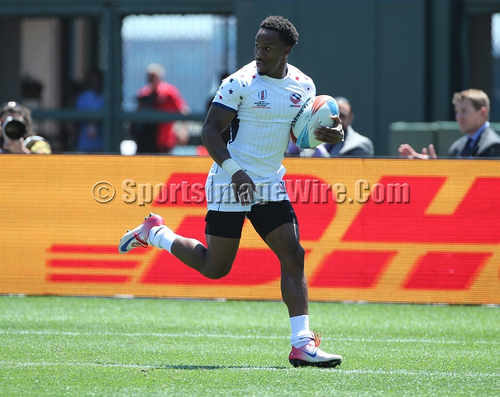 2018RugbySevensSun-06.JPG - United States player Carlin Isles eludes Scotland player Robbie Furgusson (4) to score a try in the men's championship 5/8 place match of the 2018 Rugby World Cup Sevens, Sunday, July 22, 2018, at AT&T Park, San Francisco. USA defeated Scotland 28-0. (Spencer Allen/IOS via AP)